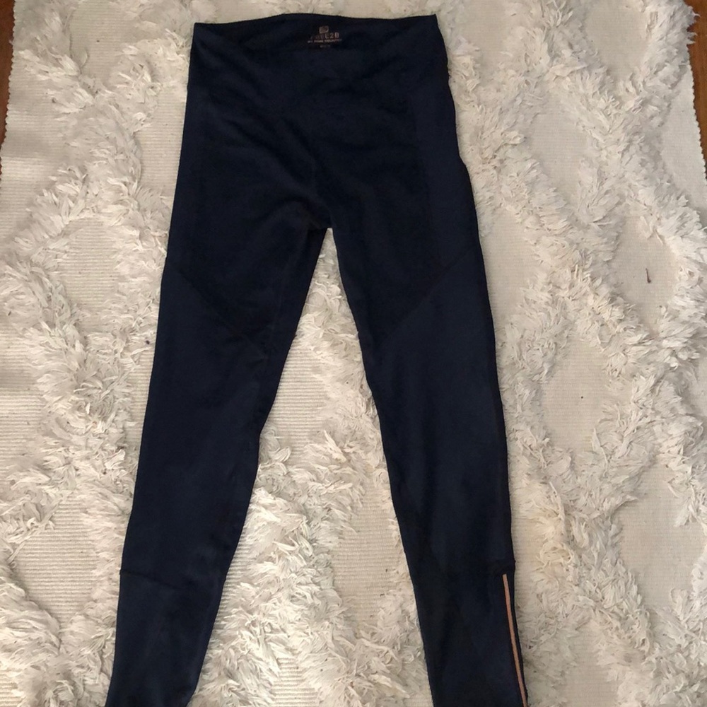 NWOT Free2B Navy Blue Leggings